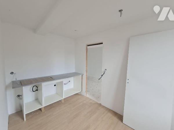 OISEMONT - Ancien café transformé en maison à usage d'habitation pouvant offrir soit une maison...