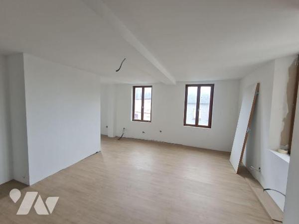 OISEMONT - Ancien café transformé en maison à usage d'habitation pouvant offrir soit une maison...