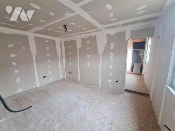 OISEMONT - Ancien café transformé en maison à usage d'habitation pouvant offrir soit une maison...