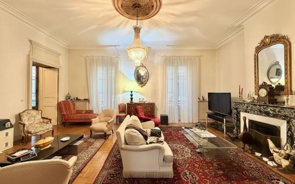 Appartement à vendre    7 pièces • 195 m2 Nîmes