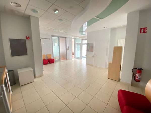 Local professionnel/commercial de 141.30m²