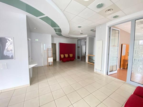 Local professionnel/commercial de 141.30m²