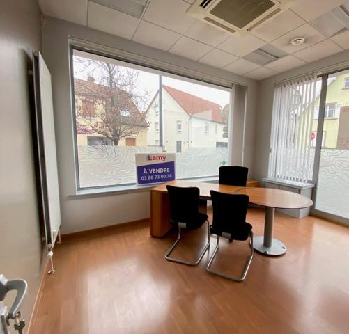 Local professionnel/commercial de 141.30m²