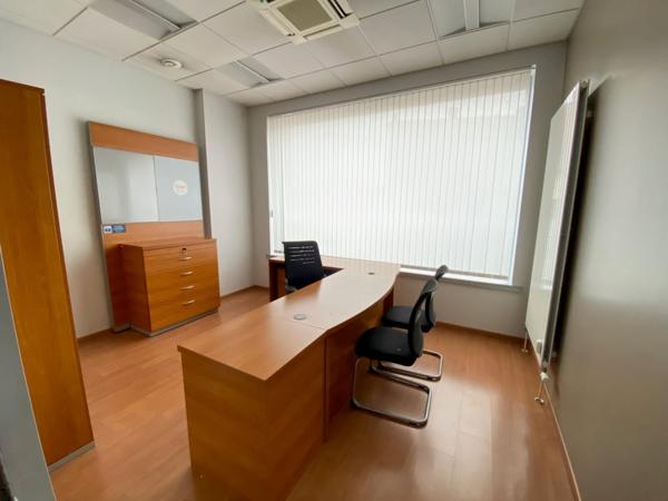 Local professionnel/commercial de 141.30m²