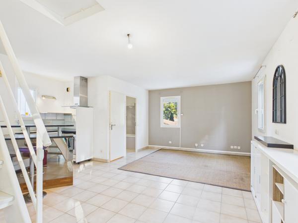 Sanary-sur-Mer (83110) Sanary-sur-Mer – Duplex avec piscine en résidence recherchée, proche plages et commodités