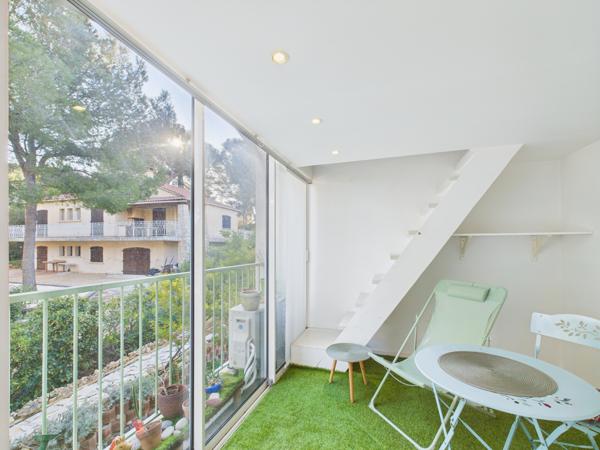 Sanary-sur-Mer (83110) Sanary-sur-Mer – Duplex avec piscine en résidence recherchée, proche plages et commodités