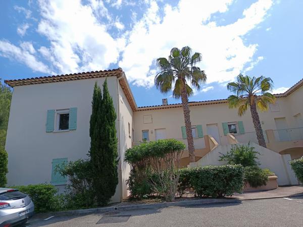 Sanary-sur-Mer (83110) Sanary-sur-Mer – Duplex avec piscine en résidence recherchée, proche plages et commodités