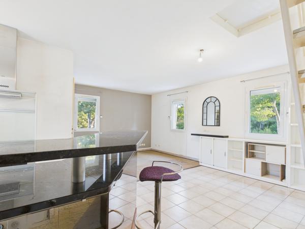 Sanary-sur-Mer (83110) Sanary-sur-Mer – Duplex avec piscine en résidence recherchée, proche plages et commodités