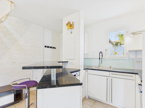 Sanary-sur-Mer (83110) Sanary-sur-Mer – Duplex avec piscine en résidence recherchée, proche plages et commodités