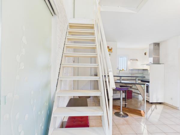 Sanary-sur-Mer (83110) Sanary-sur-Mer – Duplex avec piscine en résidence recherchée, proche plages et commodités