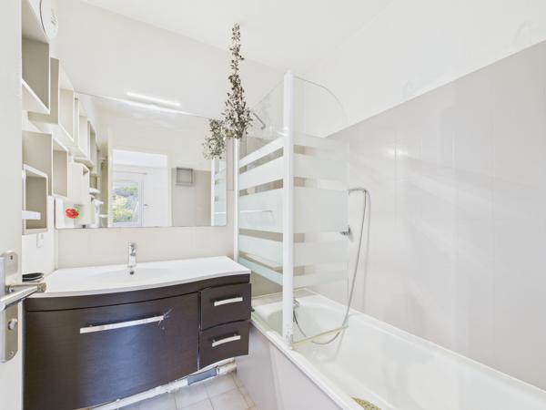 Sanary-sur-Mer (83110) Sanary-sur-Mer – Duplex avec piscine en résidence recherchée, proche plages et commodités