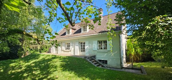 Maison d'architecte à vendre près d'Abois, charme, espace et nature.