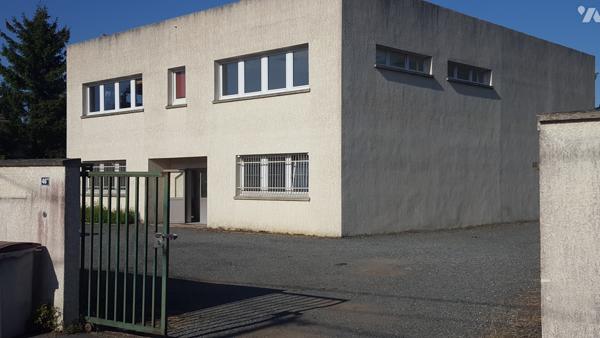 IDEAL INVESTISSEMENT à 28 kms de PARIS - Bâtiment commercial sur 300 m2 au sol avec un étage.