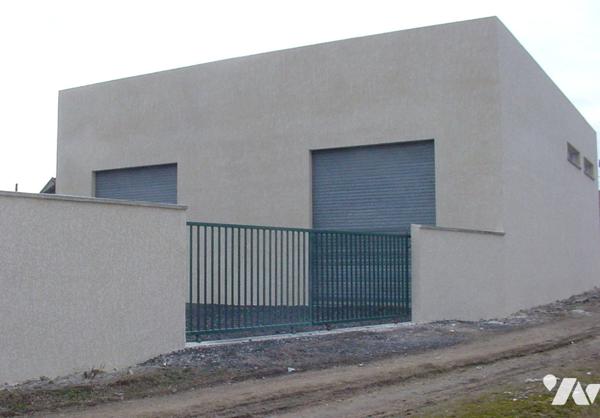 IDEAL INVESTISSEMENT à 28 kms de PARIS - Bâtiment commercial sur 300 m2 au sol avec un étage.