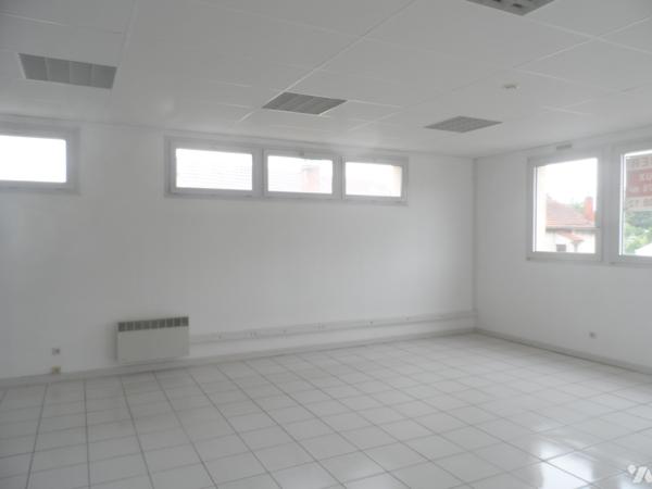 IDEAL INVESTISSEMENT à 28 kms de PARIS - Bâtiment commercial sur 300 m2 au sol avec un étage.