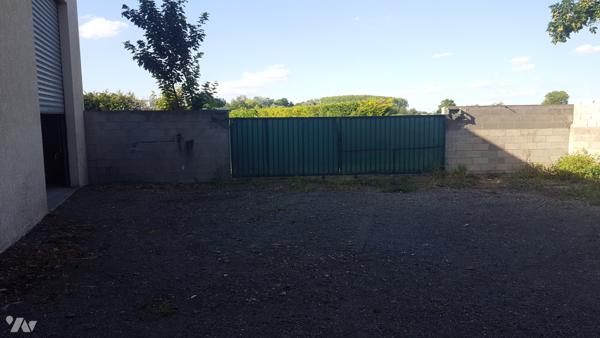 IDEAL INVESTISSEMENT à 28 kms de PARIS - Bâtiment commercial sur 300 m2 au sol avec un étage.