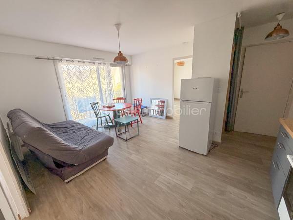QUIBERON – Superbe appartement T3 avec balcon de 8 m², emplacement privilégié !

Idéalement situé sur une place recherchée de Quiberon, à proximité immédiate des commerces, découvrez ce bel appartement de 48 m² situé au 1er étage.

Il se compose d’une agréable pièce de vie lumineuse avec accès direct à un balcon de 8 m², de deux chambres, ainsi que d’une salle d’eau avec WC.

Les atouts :

Emplacement privilégié et recherché
Balcon de 8 m² pour profiter des beaux jours
Commerces accessibles à pied
Aucun travaux à prévoir
Idéal pour une résidence principale, un pied-à-terre en bord de mer ou un investissement locatif

Un appartement qui réunit confort, praticité et emplacement de choix au cœur de Quiberon. Une belle opportunité à découvrir sans tarder !