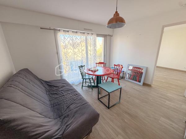 QUIBERON – Superbe appartement T3 avec balcon de 8 m², emplacement privilégié !

Idéalement situé sur une place recherchée de Quiberon, à proximité immédiate des commerces, découvrez ce bel appartement de 48 m² situé au 1er étage.

Il se compose d’une agréable pièce de vie lumineuse avec accès direct à un balcon de 8 m², de deux chambres, ainsi que d’une salle d’eau avec WC.

Les atouts :

Emplacement privilégié et recherché
Balcon de 8 m² pour profiter des beaux jours
Commerces accessibles à pied
Aucun travaux à prévoir
Idéal pour une résidence principale, un pied-à-terre en bord de mer ou un investissement locatif

Un appartement qui réunit confort, praticité et emplacement de choix au cœur de Quiberon. Une belle opportunité à découvrir sans tarder !