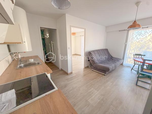 QUIBERON – Superbe appartement T3 avec balcon de 8 m², emplacement privilégié !

Idéalement situé sur une place recherchée de Quiberon, à proximité immédiate des commerces, découvrez ce bel appartement de 48 m² situé au 1er étage.

Il se compose d’une agréable pièce de vie lumineuse avec accès direct à un balcon de 8 m², de deux chambres, ainsi que d’une salle d’eau avec WC.

Les atouts :

Emplacement privilégié et recherché
Balcon de 8 m² pour profiter des beaux jours
Commerces accessibles à pied
Aucun travaux à prévoir
Idéal pour une résidence principale, un pied-à-terre en bord de mer ou un investissement locatif

Un appartement qui réunit confort, praticité et emplacement de choix au cœur de Quiberon. Une belle opportunité à découvrir sans tarder !