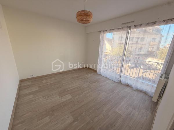 QUIBERON – Superbe appartement T3 avec balcon de 8 m², emplacement privilégié !

Idéalement situé sur une place recherchée de Quiberon, à proximité immédiate des commerces, découvrez ce bel appartement de 48 m² situé au 1er étage.

Il se compose d’une agréable pièce de vie lumineuse avec accès direct à un balcon de 8 m², de deux chambres, ainsi que d’une salle d’eau avec WC.

Les atouts :

Emplacement privilégié et recherché
Balcon de 8 m² pour profiter des beaux jours
Commerces accessibles à pied
Aucun travaux à prévoir
Idéal pour une résidence principale, un pied-à-terre en bord de mer ou un investissement locatif

Un appartement qui réunit confort, praticité et emplacement de choix au cœur de Quiberon. Une belle opportunité à découvrir sans tarder !