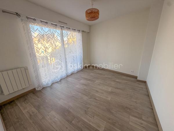 QUIBERON – Superbe appartement T3 avec balcon de 8 m², emplacement privilégié !

Idéalement situé sur une place recherchée de Quiberon, à proximité immédiate des commerces, découvrez ce bel appartement de 48 m² situé au 1er étage.

Il se compose d’une agréable pièce de vie lumineuse avec accès direct à un balcon de 8 m², de deux chambres, ainsi que d’une salle d’eau avec WC.

Les atouts :

Emplacement privilégié et recherché
Balcon de 8 m² pour profiter des beaux jours
Commerces accessibles à pied
Aucun travaux à prévoir
Idéal pour une résidence principale, un pied-à-terre en bord de mer ou un investissement locatif

Un appartement qui réunit confort, praticité et emplacement de choix au cœur de Quiberon. Une belle opportunité à découvrir sans tarder !