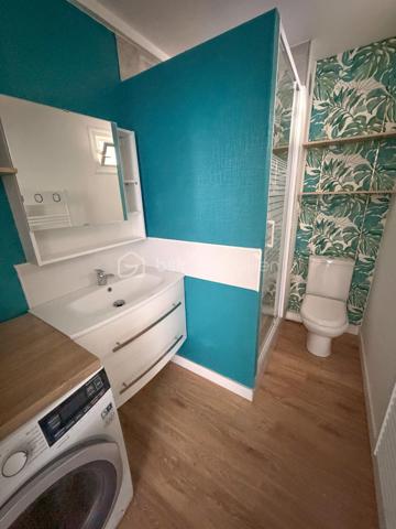 QUIBERON – Superbe appartement T3 avec balcon de 8 m², emplacement privilégié !

Idéalement situé sur une place recherchée de Quiberon, à proximité immédiate des commerces, découvrez ce bel appartement de 48 m² situé au 1er étage.

Il se compose d’une agréable pièce de vie lumineuse avec accès direct à un balcon de 8 m², de deux chambres, ainsi que d’une salle d’eau avec WC.

Les atouts :

Emplacement privilégié et recherché
Balcon de 8 m² pour profiter des beaux jours
Commerces accessibles à pied
Aucun travaux à prévoir
Idéal pour une résidence principale, un pied-à-terre en bord de mer ou un investissement locatif

Un appartement qui réunit confort, praticité et emplacement de choix au cœur de Quiberon. Une belle opportunité à découvrir sans tarder !