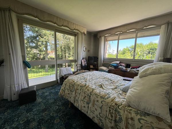 Superbe maison familiale de cinq chambres située dans un magnifique jardin et à distance de marche de Civray