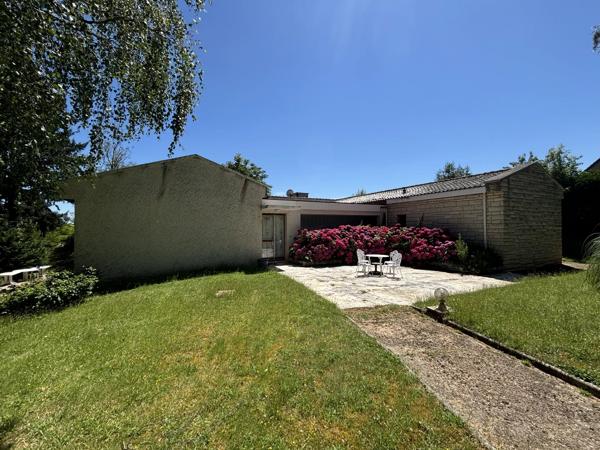 Superbe maison familiale de cinq chambres située dans un magnifique jardin et à distance de marche de Civray
