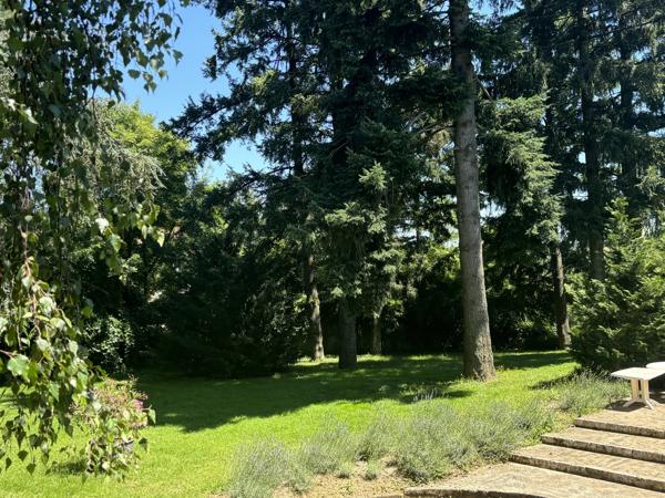 Superbe maison familiale de cinq chambres située dans un magnifique jardin et à distance de marche de Civray