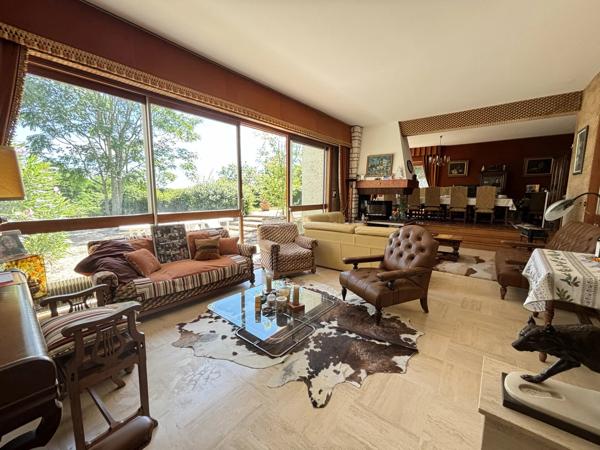 Superbe maison familiale de cinq chambres située dans un magnifique jardin et à distance de marche de Civray
