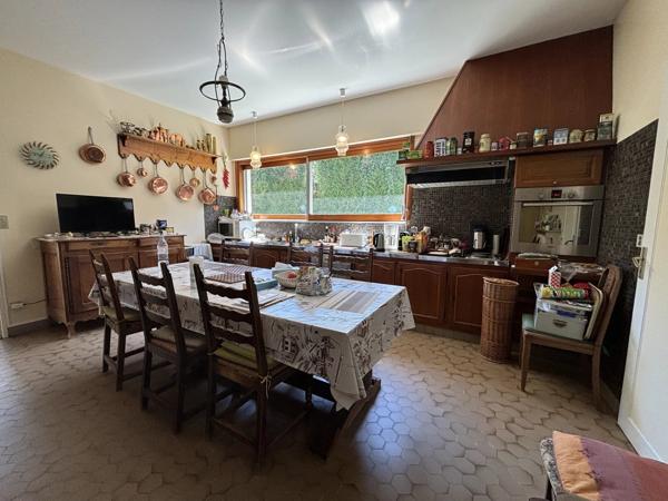 Superbe maison familiale de cinq chambres située dans un magnifique jardin et à distance de marche de Civray