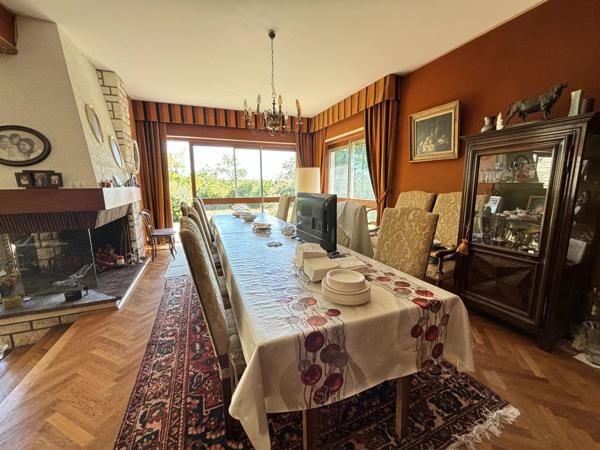 Superbe maison familiale de cinq chambres située dans un magnifique jardin et à distance de marche de Civray