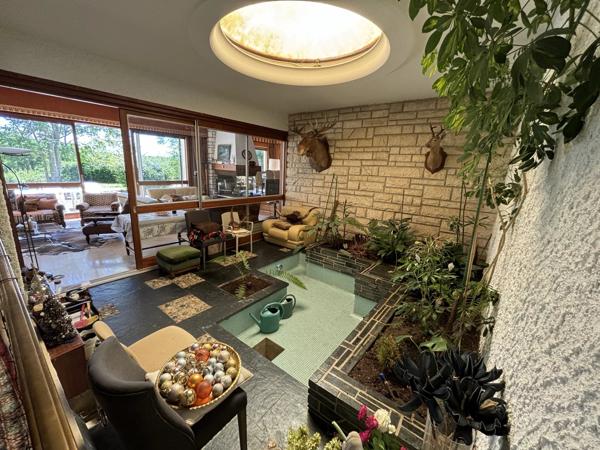Superbe maison familiale de cinq chambres située dans un magnifique jardin et à distance de marche de Civray