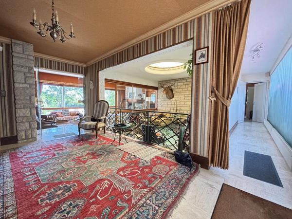 Superbe maison familiale de cinq chambres située dans un magnifique jardin et à distance de marche de Civray