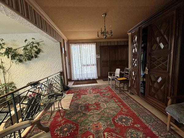 Superbe maison familiale de cinq chambres située dans un magnifique jardin et à distance de marche de Civray
