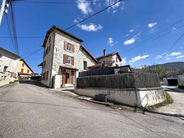 Maison au cœur du vieux bourg de Coublevie, jardin, 4 chambres et suite parentale