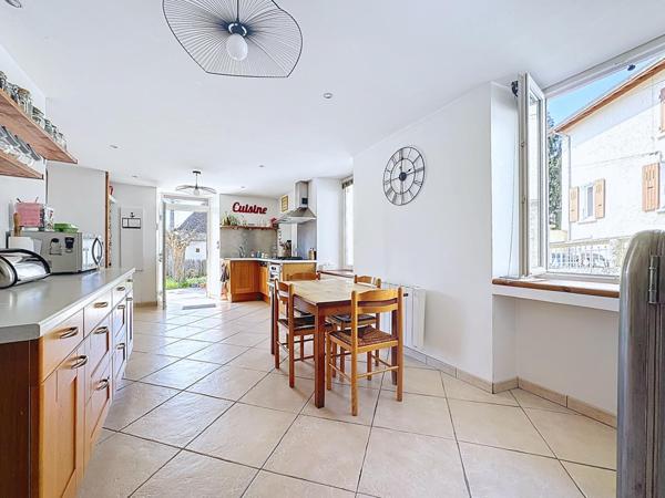 Maison au cœur du vieux bourg de Coublevie, jardin, 4 chambres et suite parentale