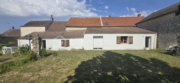 Dans un secteur calme et pavillonnaire. Maison ancienne datant de  1880 comprenant au RDC : séjour, cuisine dinatoire d'environ 23 m² avec accès à une grande cave, 2 chambres dont une avec une grande pièce en enfilade avec point d'eau d'environ 8,5 m (possibilité salle de bains), salle de bains, WC. A l'étage palier, chambre, salle d'eau avec WC. Garage. Beau terrain de 711 m² clos et arboré d'arbre fruitier.