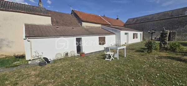 Dans un secteur calme et pavillonnaire. Maison ancienne datant de  1880 comprenant au RDC : séjour, cuisine dinatoire d'environ 23 m² avec accès à une grande cave, 2 chambres dont une avec une grande pièce en enfilade avec point d'eau d'environ 8,5 m (possibilité salle de bains), salle de bains, WC. A l'étage palier, chambre, salle d'eau avec WC. Garage. Beau terrain de 711 m² clos et arboré d'arbre fruitier.