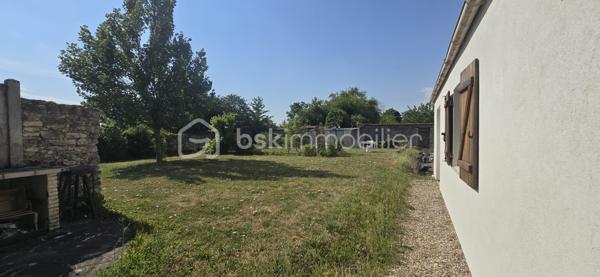 Dans un secteur calme et pavillonnaire. Maison ancienne datant de  1880 comprenant au RDC : séjour, cuisine dinatoire d'environ 23 m² avec accès à une grande cave, 2 chambres dont une avec une grande pièce en enfilade avec point d'eau d'environ 8,5 m (possibilité salle de bains), salle de bains, WC. A l'étage palier, chambre, salle d'eau avec WC. Garage. Beau terrain de 711 m² clos et arboré d'arbre fruitier.