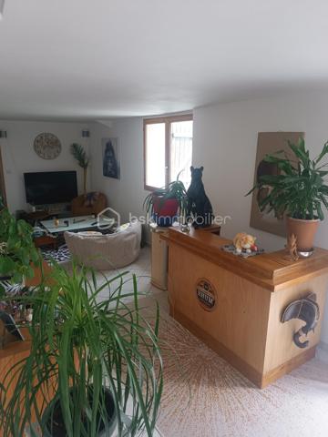 Dans un secteur calme et pavillonnaire. Maison ancienne datant de  1880 comprenant au RDC : séjour, cuisine dinatoire d'environ 23 m² avec accès à une grande cave, 2 chambres dont une avec une grande pièce en enfilade avec point d'eau d'environ 8,5 m (possibilité salle de bains), salle de bains, WC. A l'étage palier, chambre, salle d'eau avec WC. Garage. Beau terrain de 711 m² clos et arboré d'arbre fruitier.