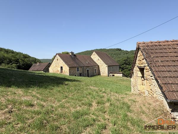 Corps de ferme 170m²- dépendances 230m²- Terrain 9 490m²