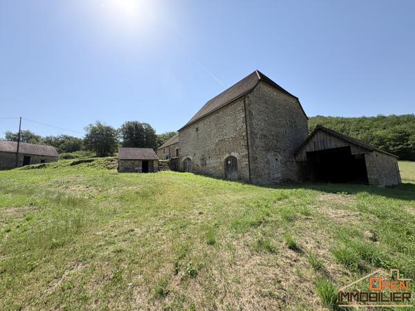 Corps de ferme 170m²- dépendances 230m²- Terrain 9 490m²