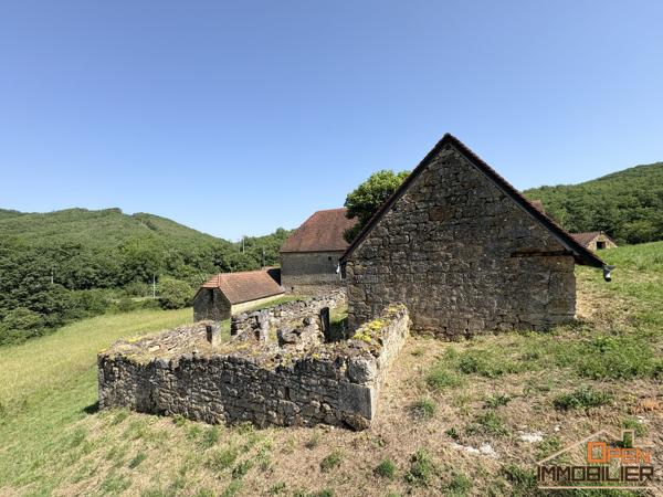 Corps de ferme 170m²- dépendances 230m²- Terrain 9 490m²