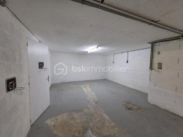 Dans un environnement calme et agréable, découvrez cette belle maison familiale de 1996 édifiée sur sous sol total offrant de beaux volumes et un cadre de vie privilégié.

Dès l'entrée, vous serez séduits par une vaste pièce de vie baignée de lumière, composée d'un séjour et d'une salle à manger ouverts sur une grande cuisine aménagée et équipée, conviviale et fonctionnelle. 
un accès direct à une superbe terrasse en bois, idéale pour profiter des beaux jours et recevoir famille et amis.

L'étage accueille trois belles chambres, ainsi qu'une salle de bains familiale équipée d'une baignoire et d'une douche.

Édifiée sur un sous-sol total, la maison dispose également d'un garage double, d'une buanderie et d'un atelier offrant de nombreux espaces de rangement et de bricolage.

Les plus : 
✔ Aucun travaux 
✔ Grand jardin clos sans vis-à-vis
✔ Terrasse en bois conviviale
✔ Sous-sol total
✔ Garage double
✔ Possibilité d'une 4e chambres
✔ Poêle à bois
✔ Chauffage électrique
✔ Adoucisseur d'eau
✔ Visiophone
✔ Portail motorisé

Une maison chaleureuse et parfaitement adaptée à la vie de famille, où chacun trouvera son espace tout en profitant de moments de convivialité.
À visiter sans tarder !