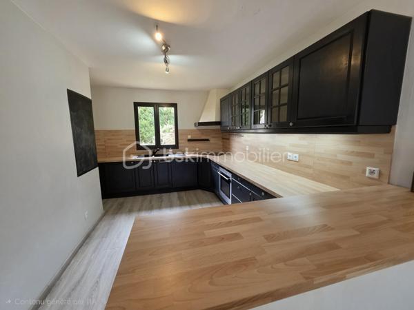 Dans un environnement calme et agréable, découvrez cette belle maison familiale de 1996 édifiée sur sous sol total offrant de beaux volumes et un cadre de vie privilégié.

Dès l'entrée, vous serez séduits par une vaste pièce de vie baignée de lumière, composée d'un séjour et d'une salle à manger ouverts sur une grande cuisine aménagée et équipée, conviviale et fonctionnelle. 
un accès direct à une superbe terrasse en bois, idéale pour profiter des beaux jours et recevoir famille et amis.

L'étage accueille trois belles chambres, ainsi qu'une salle de bains familiale équipée d'une baignoire et d'une douche.

Édifiée sur un sous-sol total, la maison dispose également d'un garage double, d'une buanderie et d'un atelier offrant de nombreux espaces de rangement et de bricolage.

Les plus : 
✔ Aucun travaux 
✔ Grand jardin clos sans vis-à-vis
✔ Terrasse en bois conviviale
✔ Sous-sol total
✔ Garage double
✔ Possibilité d'une 4e chambres
✔ Poêle à bois
✔ Chauffage électrique
✔ Adoucisseur d'eau
✔ Visiophone
✔ Portail motorisé

Une maison chaleureuse et parfaitement adaptée à la vie de famille, où chacun trouvera son espace tout en profitant de moments de convivialité.
À visiter sans tarder !