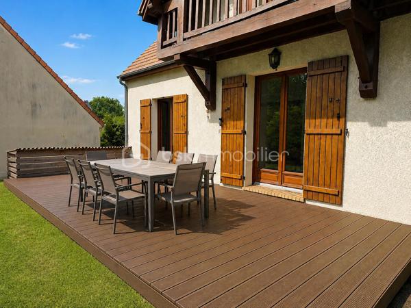 Dans un environnement calme et agréable, découvrez cette belle maison familiale de 1996 édifiée sur sous sol total offrant de beaux volumes et un cadre de vie privilégié.

Dès l'entrée, vous serez séduits par une vaste pièce de vie baignée de lumière, composée d'un séjour et d'une salle à manger ouverts sur une grande cuisine aménagée et équipée, conviviale et fonctionnelle. 
un accès direct à une superbe terrasse en bois, idéale pour profiter des beaux jours et recevoir famille et amis.

L'étage accueille trois belles chambres, ainsi qu'une salle de bains familiale équipée d'une baignoire et d'une douche.

Édifiée sur un sous-sol total, la maison dispose également d'un garage double, d'une buanderie et d'un atelier offrant de nombreux espaces de rangement et de bricolage.

Les plus : 
✔ Aucun travaux 
✔ Grand jardin clos sans vis-à-vis
✔ Terrasse en bois conviviale
✔ Sous-sol total
✔ Garage double
✔ Possibilité d'une 4e chambres
✔ Poêle à bois
✔ Chauffage électrique
✔ Adoucisseur d'eau
✔ Visiophone
✔ Portail motorisé

Une maison chaleureuse et parfaitement adaptée à la vie de famille, où chacun trouvera son espace tout en profitant de moments de convivialité.
À visiter sans tarder !