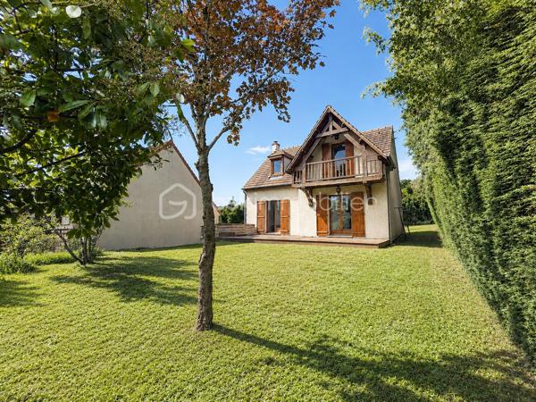 Dans un environnement calme et agréable, découvrez cette belle maison familiale de 1996 édifiée sur sous sol total offrant de beaux volumes et un cadre de vie privilégié.

Dès l'entrée, vous serez séduits par une vaste pièce de vie baignée de lumière, composée d'un séjour et d'une salle à manger ouverts sur une grande cuisine aménagée et équipée, conviviale et fonctionnelle. 
un accès direct à une superbe terrasse en bois, idéale pour profiter des beaux jours et recevoir famille et amis.

L'étage accueille trois belles chambres, ainsi qu'une salle de bains familiale équipée d'une baignoire et d'une douche.

Édifiée sur un sous-sol total, la maison dispose également d'un garage double, d'une buanderie et d'un atelier offrant de nombreux espaces de rangement et de bricolage.

Les plus : 
✔ Aucun travaux 
✔ Grand jardin clos sans vis-à-vis
✔ Terrasse en bois conviviale
✔ Sous-sol total
✔ Garage double
✔ Possibilité d'une 4e chambres
✔ Poêle à bois
✔ Chauffage électrique
✔ Adoucisseur d'eau
✔ Visiophone
✔ Portail motorisé

Une maison chaleureuse et parfaitement adaptée à la vie de famille, où chacun trouvera son espace tout en profitant de moments de convivialité.
À visiter sans tarder !
