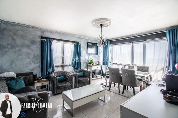 Appartement 3 pièces de 69 m² – Vue dégagée, balcon, cave et parking

Situé au 12ᵉ étage avec ascenseur d’une résidence bien entretenue, ce bel appartement de 69 m² séduit par sa luminosité, ses beaux volumes et sa vue dégagée.

Il comprend une entrée, un séjour lumineux avec accès au balcon, une cuisine équipée, deux chambres, une salle de bains, un WC indépendant ainsi qu’un débarras offrant un espace de rangement supplémentaire.

Vous profiterez également d’une cave et d’une place de parking privative.

La résidence est idéalement située, à proximité des écoles, commerces et transports, pour un quotidien pratique et agréable.

Les + :

 ✔ Vue dégagée
 ✔ Appartement très lumineux
 ✔ Balcon
 ✔ Ascenseur
 ✔ Cave
 ✔ Place de parking
 ✔ Débarras
 ✔ Résidence entretenue
 ✔ Proche de toutes les commodités

À visiter sans tarder !