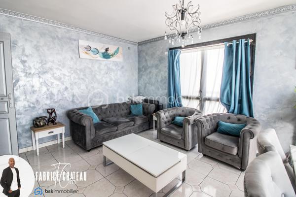 Appartement 3 pièces de 69 m² – Vue dégagée, balcon, cave et parking

Situé au 12ᵉ étage avec ascenseur d’une résidence bien entretenue, ce bel appartement de 69 m² séduit par sa luminosité, ses beaux volumes et sa vue dégagée.

Il comprend une entrée, un séjour lumineux avec accès au balcon, une cuisine équipée, deux chambres, une salle de bains, un WC indépendant ainsi qu’un débarras offrant un espace de rangement supplémentaire.

Vous profiterez également d’une cave et d’une place de parking privative.

La résidence est idéalement située, à proximité des écoles, commerces et transports, pour un quotidien pratique et agréable.

Les + :

 ✔ Vue dégagée
 ✔ Appartement très lumineux
 ✔ Balcon
 ✔ Ascenseur
 ✔ Cave
 ✔ Place de parking
 ✔ Débarras
 ✔ Résidence entretenue
 ✔ Proche de toutes les commodités

À visiter sans tarder !